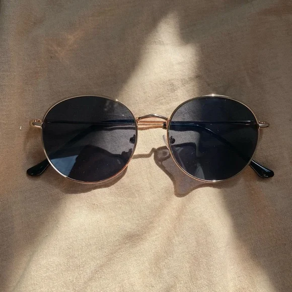 Sunglasses - Picture 3 of 4